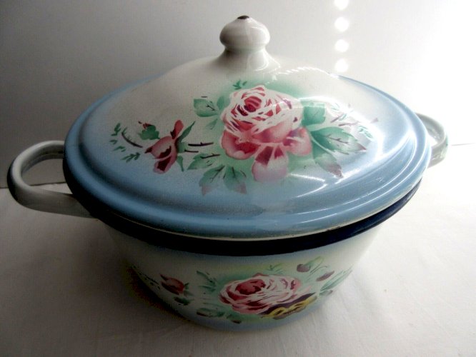 "Belle soupière JAPY, tôle émaillée blanche ombrée de bleu: Pensées et Roses