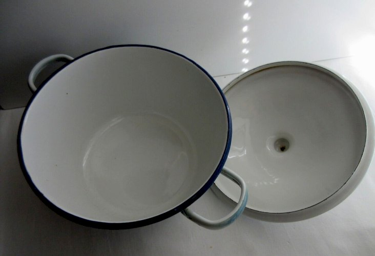 "Belle soupière JAPY, tôle émaillée blanche ombrée de bleu: Pensées et Roses