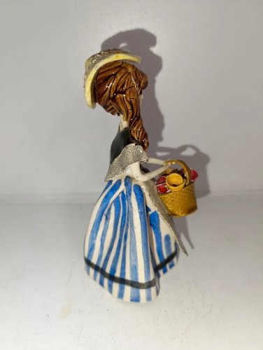 belle statuette en porcelaine fait main et peinte signée par lartiste Cythère en bon etat