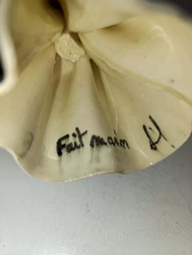 belle statuette en porcelaine fait main et peinte signée par lartiste Cythère en bon etat
