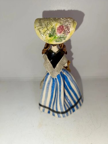 belle statuette en porcelaine fait main et peinte signée par lartiste Cythère en bon etat
