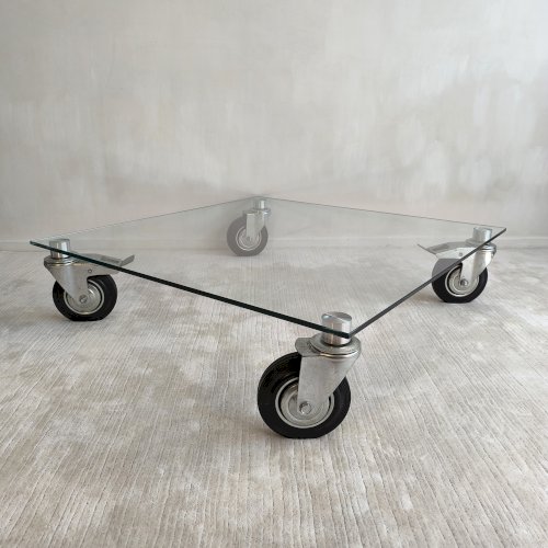 Belle table basse design en verre à roulettes dans le gout de Gae Aulenti Fontana Arte