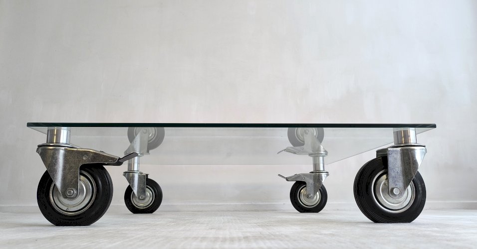 Belle table basse design en verre à roulettes dans le gout de Gae Aulenti Fontana Arte