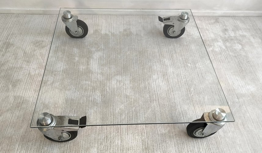 Belle table basse design en verre à roulettes dans le gout de Gae Aulenti Fontana Arte