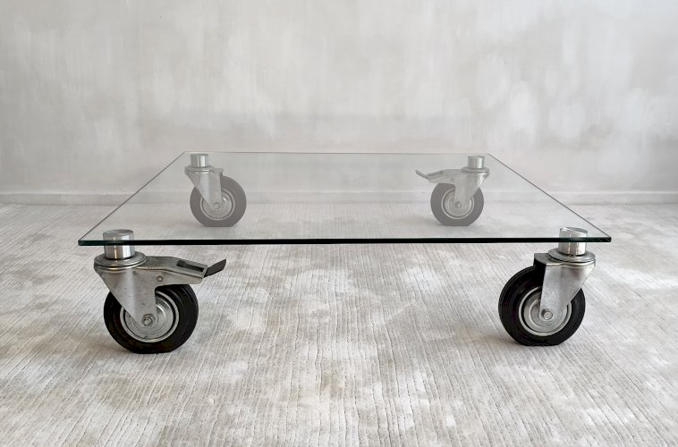 Belle table basse design en verre à roulettes dans le gout de Gae Aulenti Fontana Arte