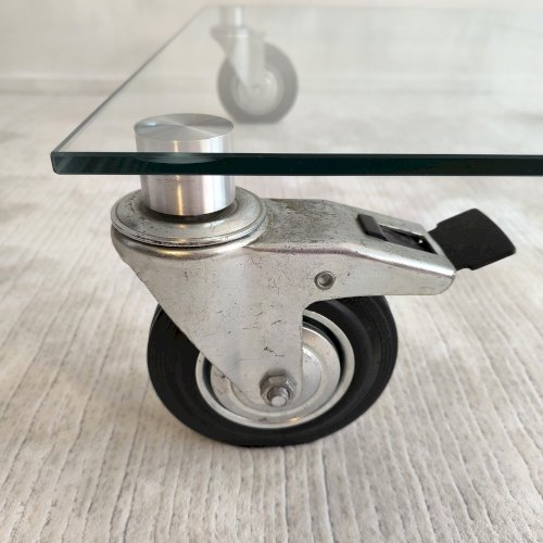 Belle table basse design en verre à roulettes dans le gout de Gae Aulenti Fontana Arte