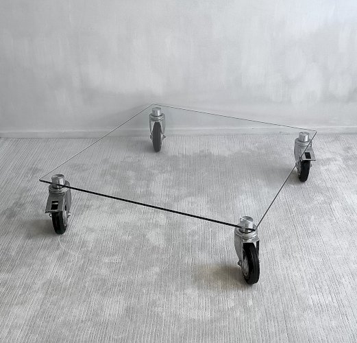 Belle table basse design en verre à roulettes dans le gout de Gae Aulenti Fontana Arte