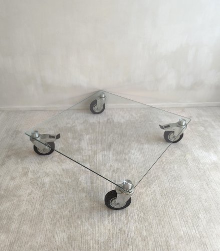 Belle table basse design en verre à roulettes dans le gout de Gae Aulenti Fontana Arte