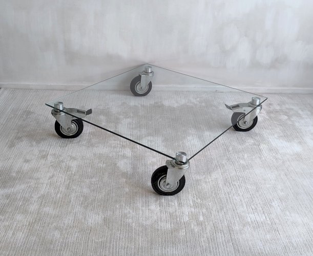 Belle table basse design en verre à roulettes dans le gout de Gae Aulenti Fontana Arte