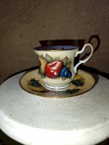 belle Tasse à thé anglaise en porcelaine modèle fruité Queens china straffordshire en bon etat