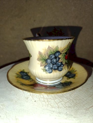 belle Tasse à thé anglaise en porcelaine modèle fruité Queens china straffordshire en bon etat