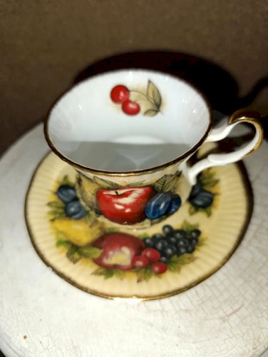 belle Tasse à thé anglaise en porcelaine modèle fruité Queens china straffordshire en bon etat