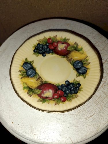 belle Tasse à thé anglaise en porcelaine modèle fruité Queens china straffordshire en bon etat