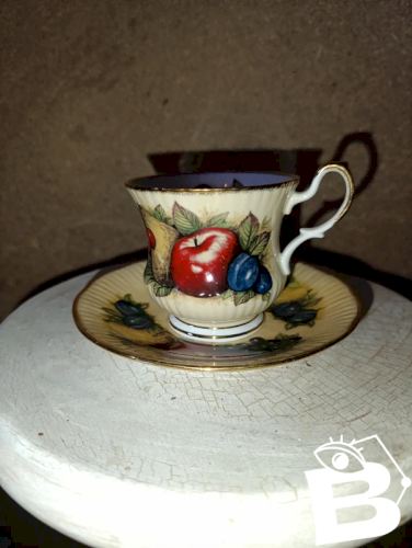 belle Tasse à thé anglaise en porcelaine modèle fruité Queens china straffordshire en bon etat