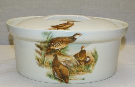 -BELLE TERRINE EN  PORCELAINE A FEU APILCO à décor de GIBIER COLLECTION déco   D