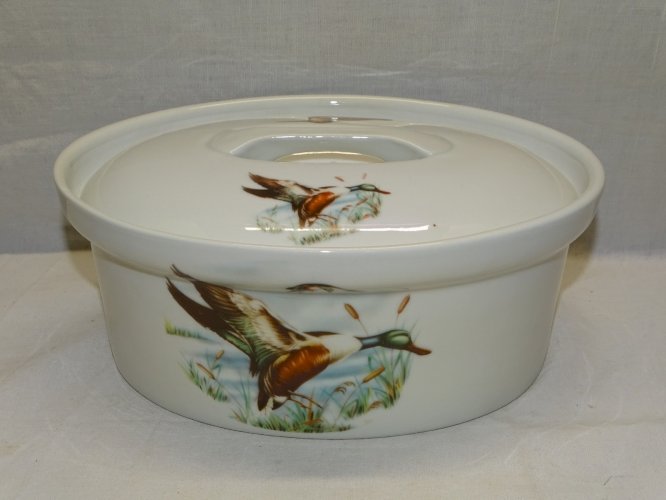 -BELLE TERRINE EN  PORCELAINE A FEU APILCO à décor de GIBIER COLLECTION déco   D