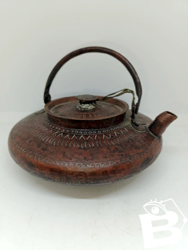 belle theiere en cuivre ancienne asiatique (tibet) en bon etat