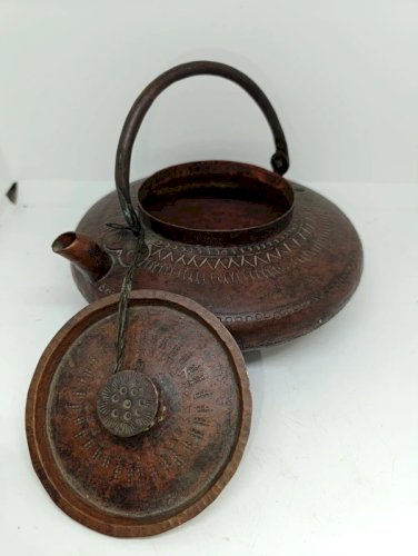 belle theiere en cuivre ancienne asiatique (tibet) en bon etat