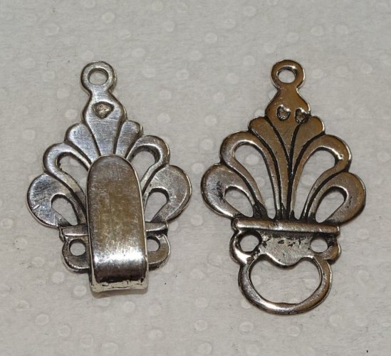 -BELLES BOUCLES de CAPE ARGENT XVIIIe poinçon têtes d'oiseaux   D