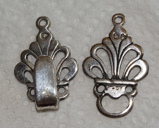 -BELLES BOUCLES de CAPE ARGENT XVIIIe poinçon têtes d'oiseaux   D