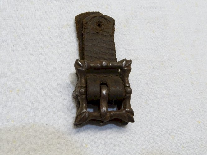 -BELLES BOUCLES DE CAPE DE PLASTRON Fer Forgé AVEC LANGUETTES CUIR Hte Epoque  D