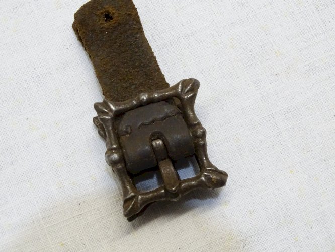 -BELLES BOUCLES DE CAPE DE PLASTRON Fer Forgé AVEC LANGUETTES CUIR Hte Epoque  D