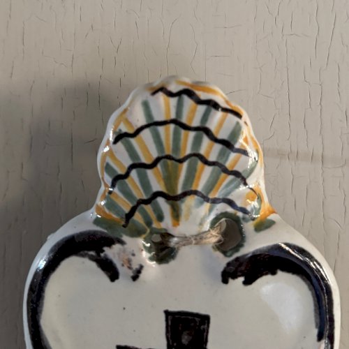 Bénitier d'applique en faïence polychrome manufacture de Nevers XVIIIe M3616