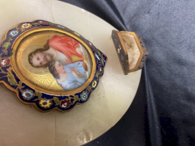 BENITIER émail cloisonné, jesus et la Vierge peinte / porcelaine, Napoléon III