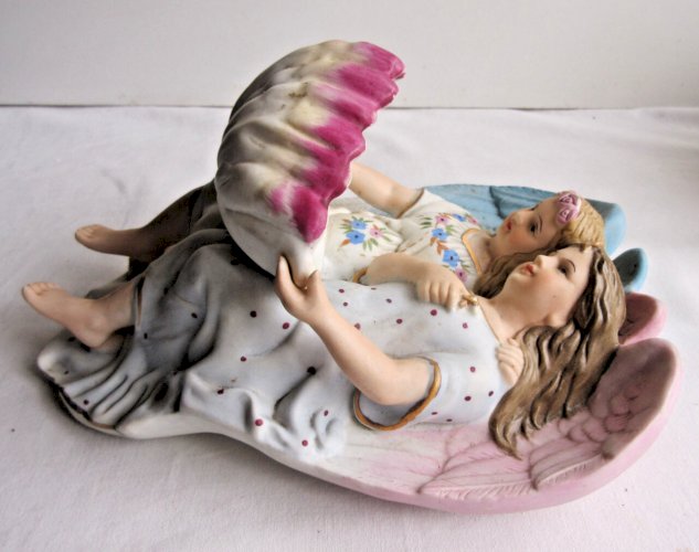 Bénitier en biscuit porcelaine polychrome, 2 angelots tenant un coquillage