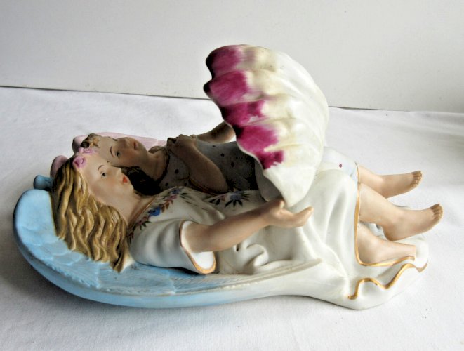 Bénitier en biscuit porcelaine polychrome, 2 angelots tenant un coquillage