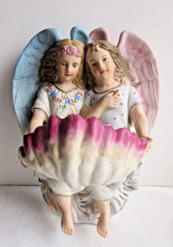 Bénitier en biscuit porcelaine polychrome, 2 angelots tenant un coquillage