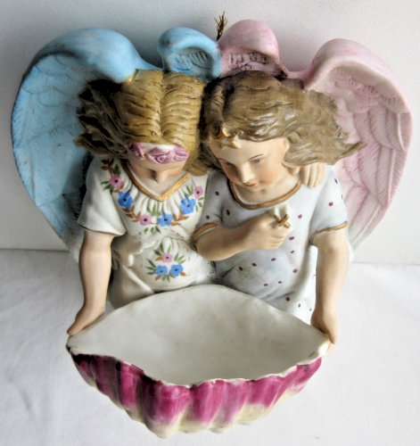 Bénitier en biscuit porcelaine polychrome, 2 angelots tenant un coquillage