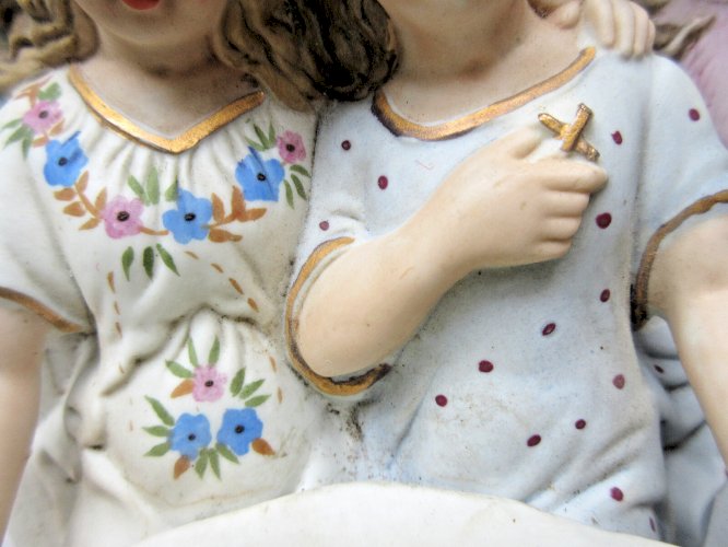 Bénitier en biscuit porcelaine polychrome, 2 angelots tenant un coquillage