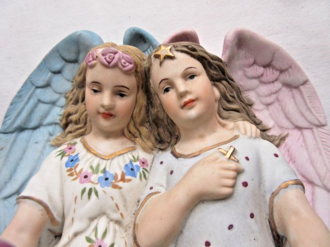 Bénitier en biscuit porcelaine polychrome, 2 angelots tenant un coquillage