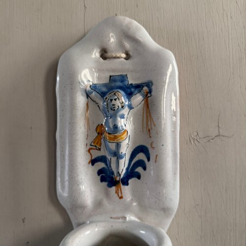 Bénitier en faïence de Nevers XVIIIe ronde-bosse M3610