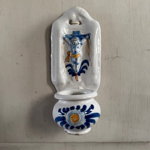 Bénitier en faïence de Nevers XVIIIe ronde-bosse M3610