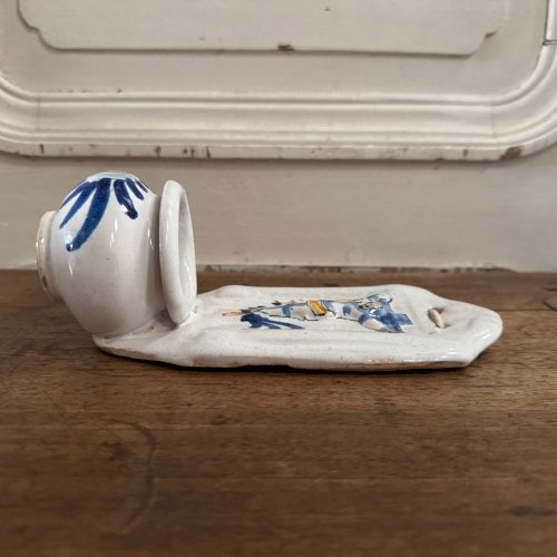 Bénitier en faïence de Nevers XVIIIe ronde-bosse M3610