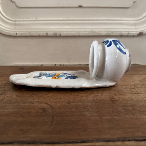 Bénitier en faïence de Nevers XVIIIe ronde-bosse M3610