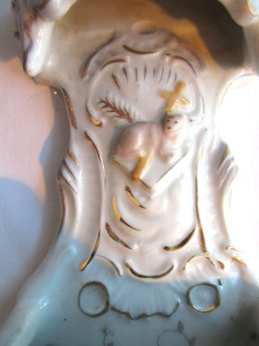 Bénitier Napoléon III en porcelaine de Paris signé AB et 2 épées bleues