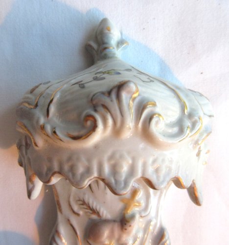 Bénitier Napoléon III en porcelaine de Paris signé AB et 2 épées bleues