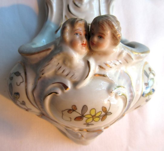 Bénitier Napoléon III en porcelaine de Paris signé AB et 2 épées bleues