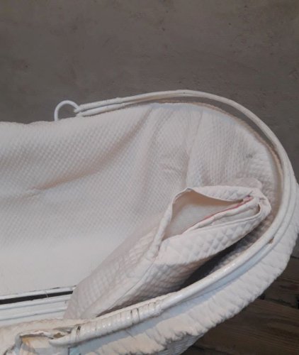 Berceau enfant en osier et bois peint