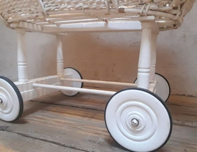 Berceau enfant en osier et bois peint