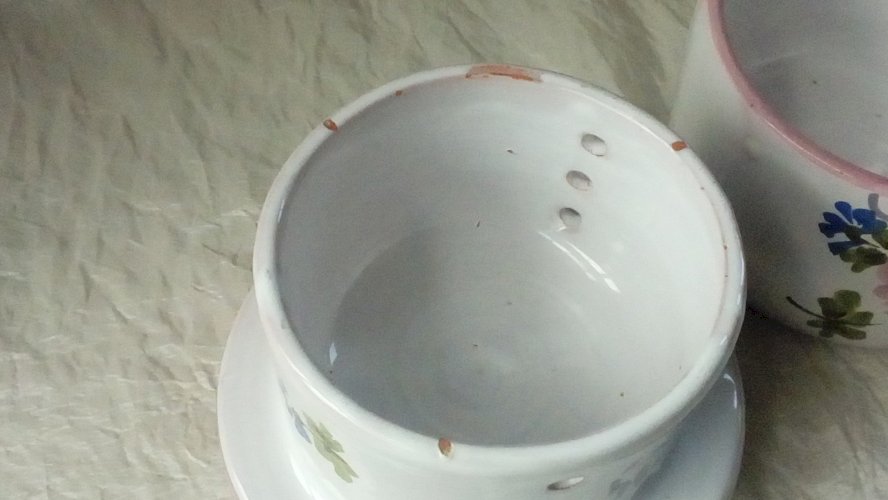 BEURRIER A EAU EN FAIENCE DECOR FLORAL ST BRICE COGNAC*