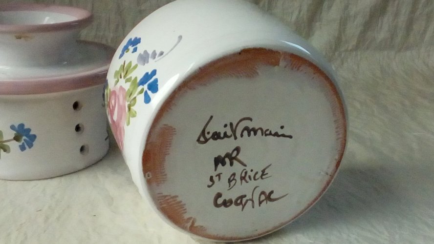 BEURRIER A EAU EN FAIENCE DECOR FLORAL ST BRICE COGNAC*