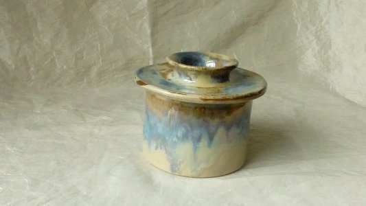 WATER BUTTER DISH IN GLAZED STONEWARE FLAMED DECOR *