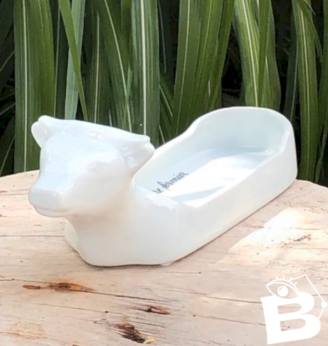 Beurrier blanc en porcelaine en forme de vache