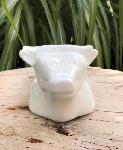 Beurrier blanc en porcelaine en forme de vache