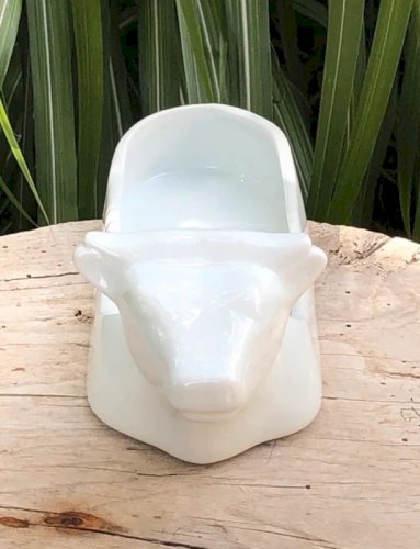 Beurrier blanc en porcelaine en forme de vache