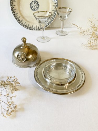 Beurrier cloche en métal argenté, motif éléphant